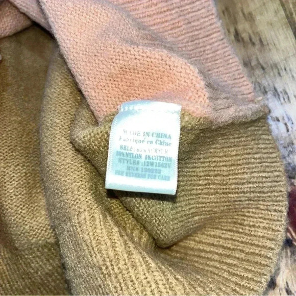 Very J size S mixed media v- neck sweater with light intentional piling. - Picture 6 of 7